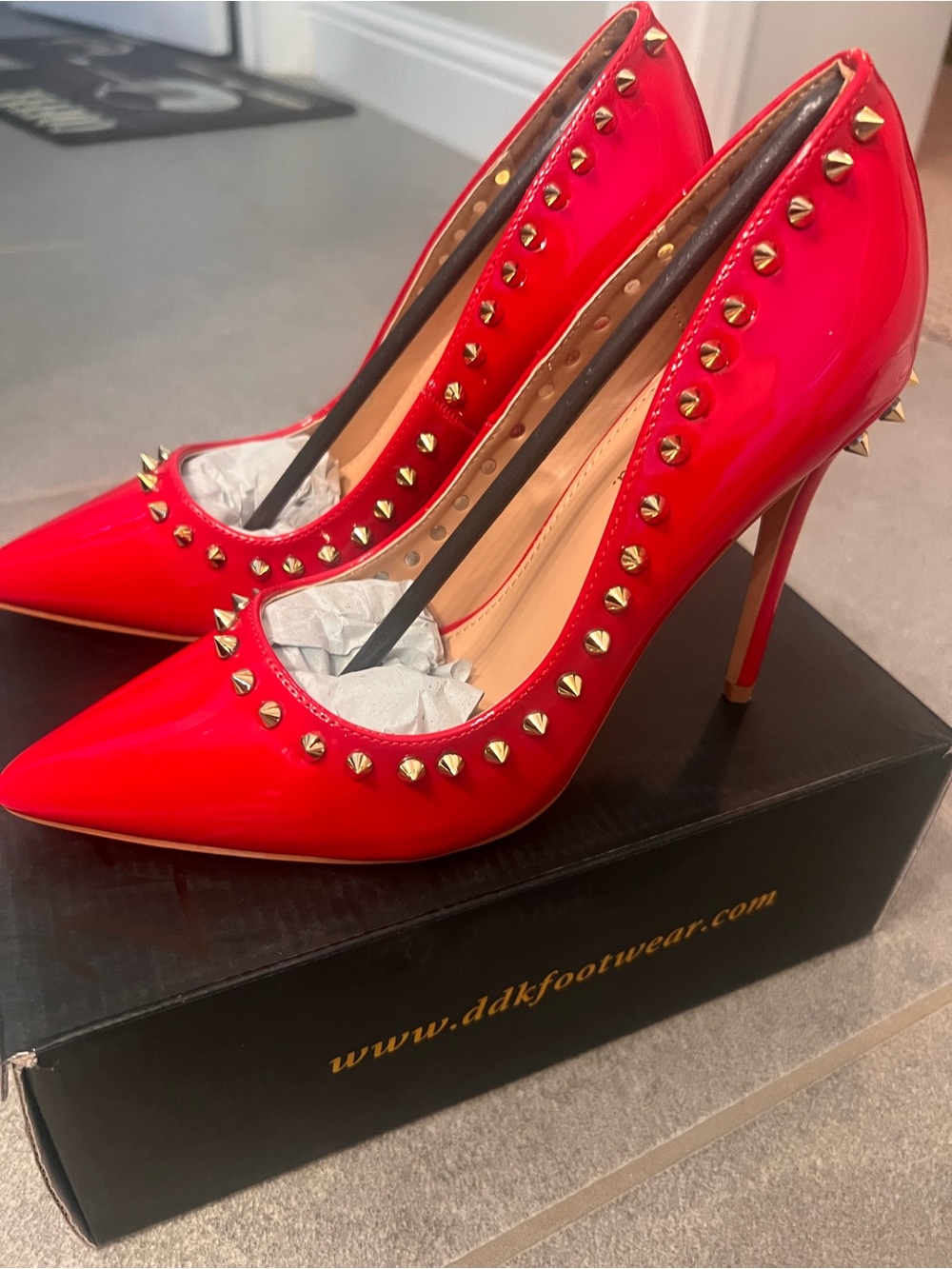 👠 Spiky Red Patent Leather Stilettos  Pointed-Toe Pumps